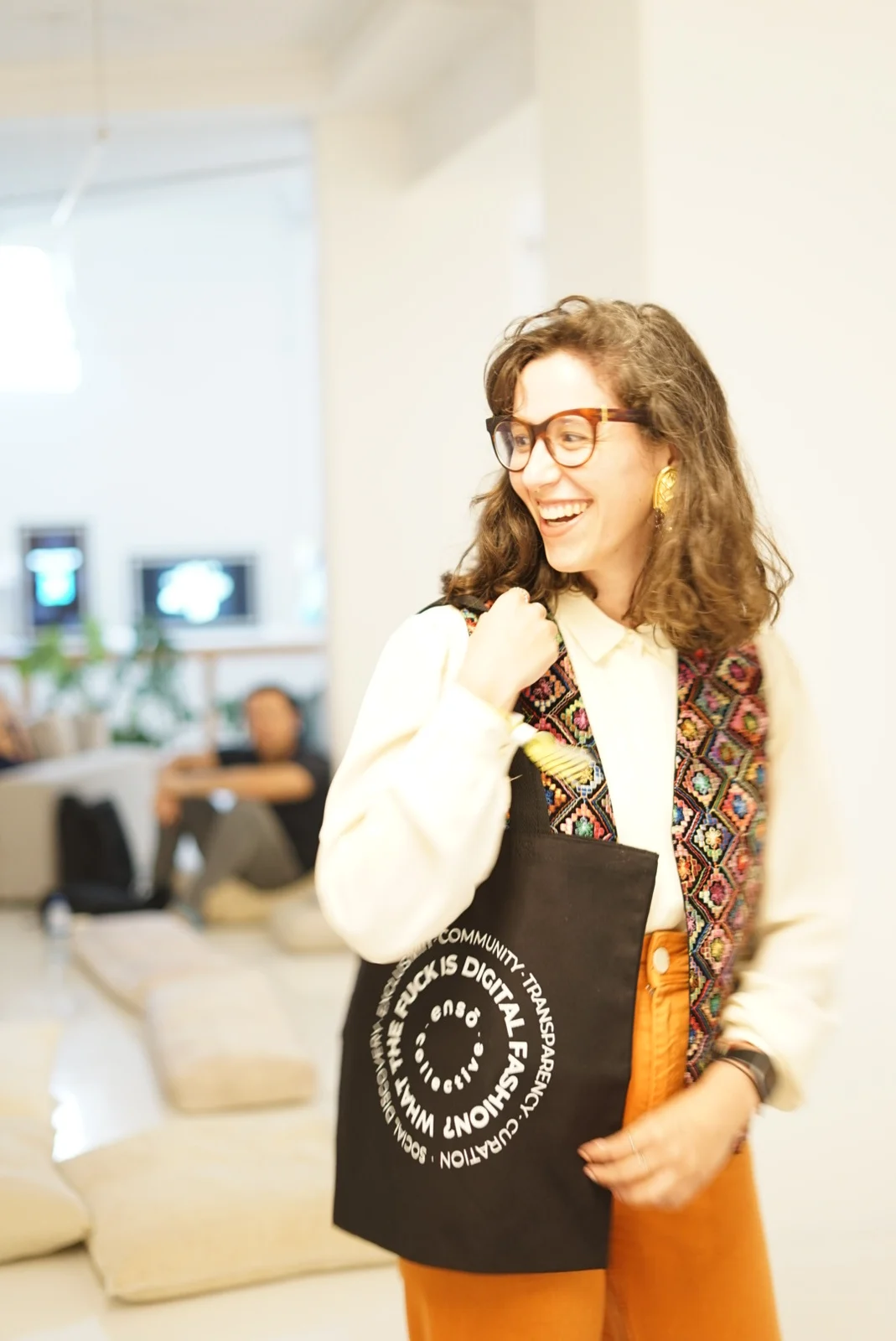 An attendee holding a black Enso Collective tote bag at the event